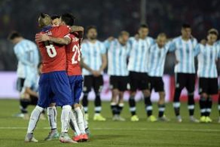 Para pemain Cile gembira merayakan keberhasilan meraih trofi Copa America 2015 sementara para pemain Argentina lesu. 