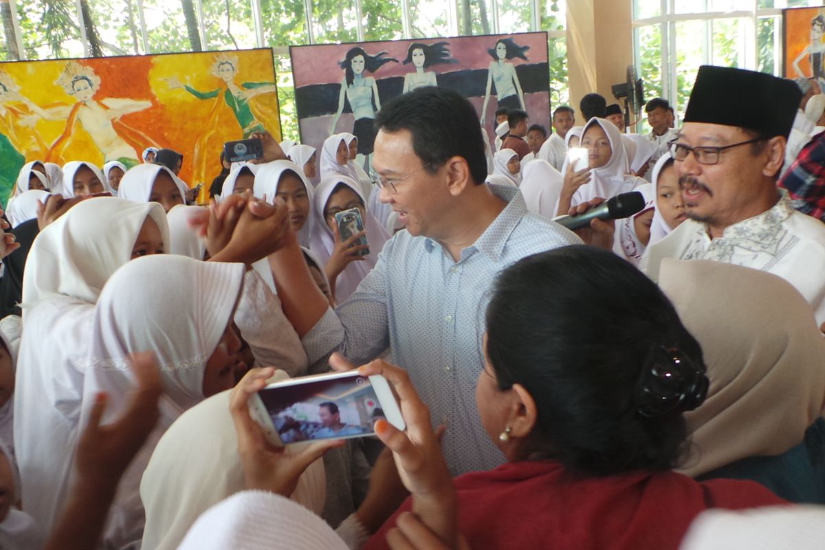 Calon gubernur nomor pemilihan dua DKI Jakarta Basuki Tjahaja Purnama saat menghadiri syukuran putaran pertama Pilkada DKI Jakarta 2017 bersama anak-anak yatim, di Jalan Talang, Jakarta Pusat, Minggu (5/3/2017).