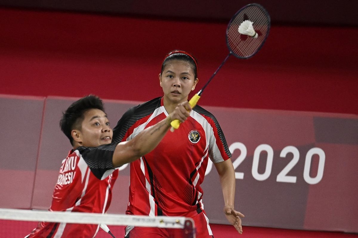 Greysia Polii (tengah) dari Indonesia menyaksikan rekannya Apriyani Rahayu melakukan pukulan dalam pertandingan penyisihan grup bulu tangkis ganda putri melawan Lee Meng Yean dan Chow Mei Kuan dari Malaysia pada Olimpiade Tokyo 2020 di Musashino Forest Sports Plaza di Tokyo pada 24 Juli, 2021.