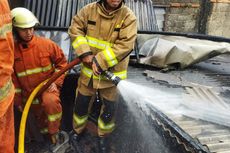 Rumah Dua Lantai di Pulogadung Terbakar, Api Muncul dari Kamar