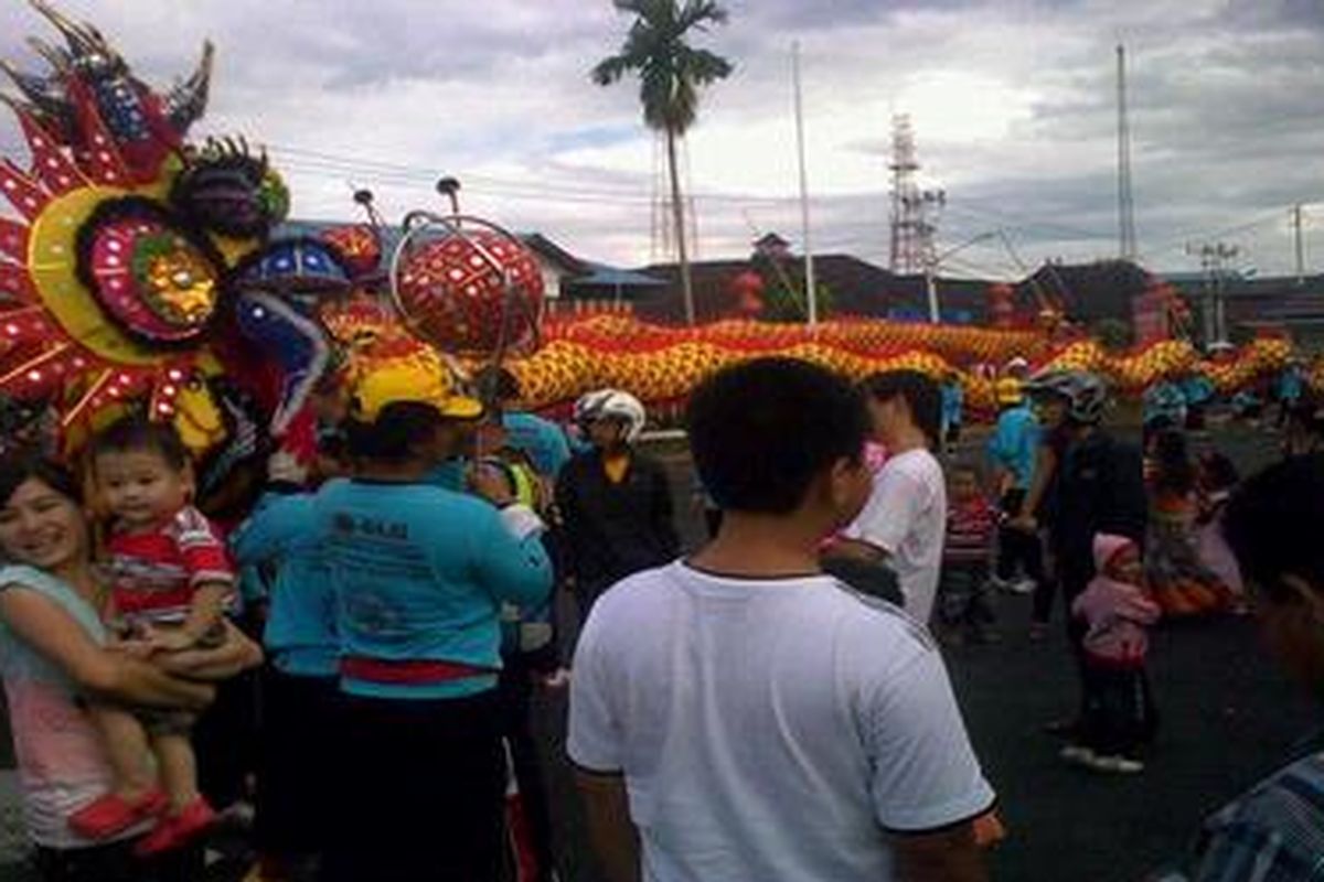 Replika naga dimainkan di depan rumah dinas Christiandy, Jalan Zainudin, Kota Pontianak.