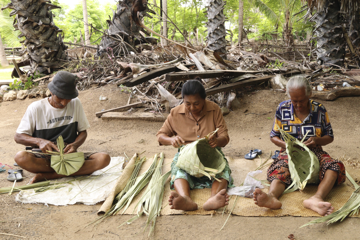 Proses pembuatan gula sabu bukan sekadar teknik produksi, melainkan sebuah kearifan lokal yang meliputi penyadapan nira, perebusan dengan tungku kayu, sampai pencetakan menjadi kepingan berwarna cokelat.
