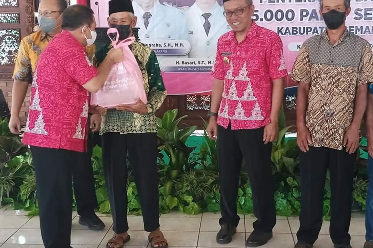 Bupati Semarang Ngesti Nugraha menyerahkan bantuan sembako untuk peternak terdampak PMK.