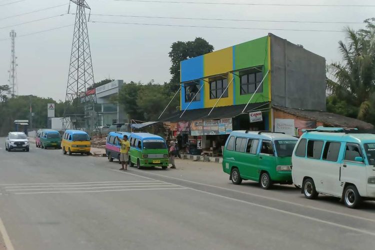Angkot di Kota Serang yang kini memaksakan eksi meski krisis disaat bersaing dengan moda transportasi berbasis aplikasi.
