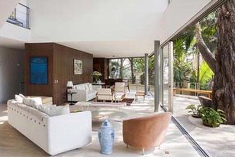 Rumah ini dibagi menjadi dua bagian, tiga level, dan satu rooftop. Lantai paling bawah di rumah ini berisi ruang televisi dan ruang cuci, sementara ground level berisi garasi, area pintu masuk, ruang keluarga, ruang makan, dapur, dan taman.