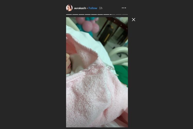 Foto bayi perempuan Aura Kasih lahir pada hari ini, Minggu (16/6/2019).