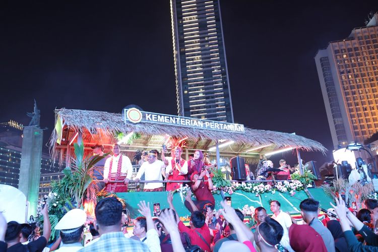 Hiasi Monas dengan Hasil Bumi dan Alsintan Modern, Kendaraan Karnaval Kementan Tuai Apresiasi Warga