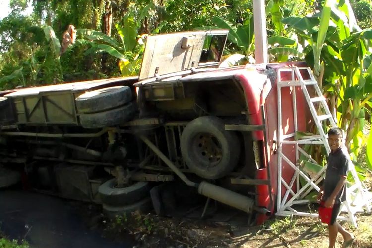 Bus Garuda terjun ke parit saat menghindari pohon tumbang di jalan trans sulawesi desa mario, kecamatan ponrang, kabupaten luwu, Minggu (21/10/2018) 