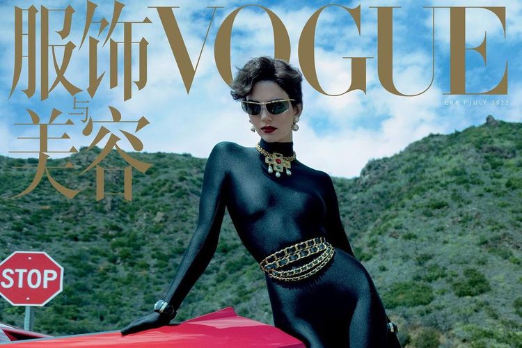 Model Kendall Jenner ketika berpose dengan catsuit Balenciaga hitam ketat untuk sampul Majalah Vogue China.