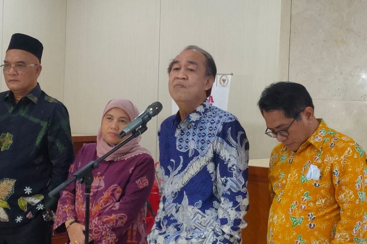 Ketua Komisi VIII DPR Ashabul Kahfi dalam konferensi pers usai rapat membahas soal biaya haji 2023, di Kompleks Parlemen Senayan, Jakarta, Selasa (14/2/2023) malam.