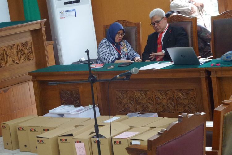 Biro Hukum KPK membawa hampir 200 bukti berupa surat dan dokumen dalam sidang praperadilan yang diajukan Ketua DPR RI Setya Novanto di Pengadilan Negeri Jakarta Selatan, Senin (25/9/2017).