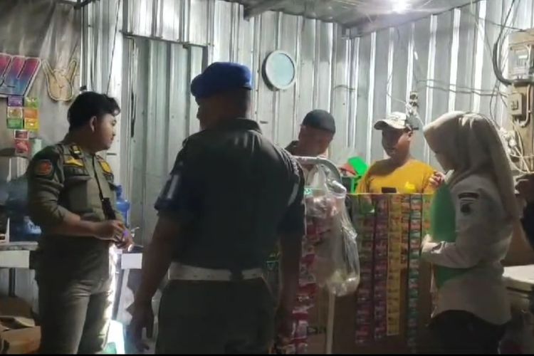 Satpol PP Demak saat melakukan razia miras di salah satu ruko Pantura Demak