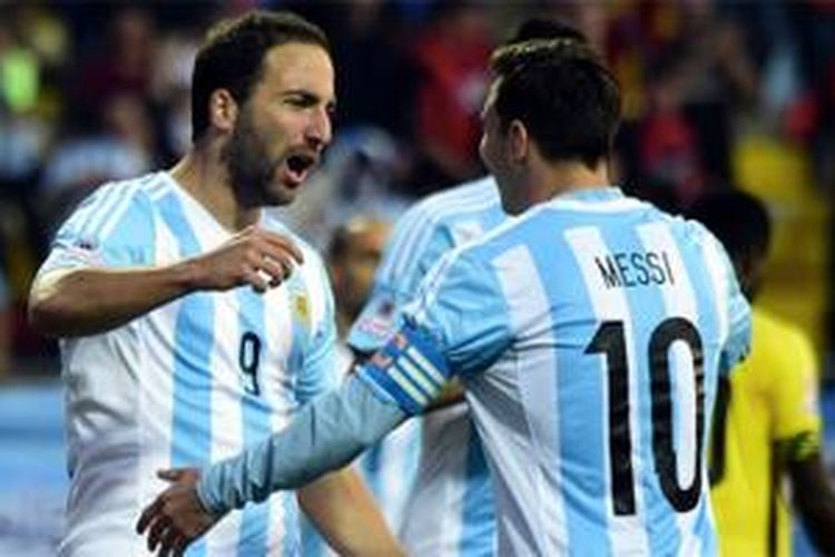 Gonzalo Higuain merayakan keberhasilan mencetak gol ke gawang Jamaika dengan kapten Argentina, Lionel Messi, Sabtu (20/6/2015).