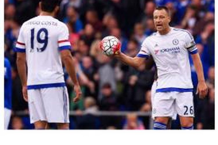 Striker Chelsea, Diego Costa (kiri) dan kapten John Terry, ketika melawan Everton, Sabtu (12/9/2015).