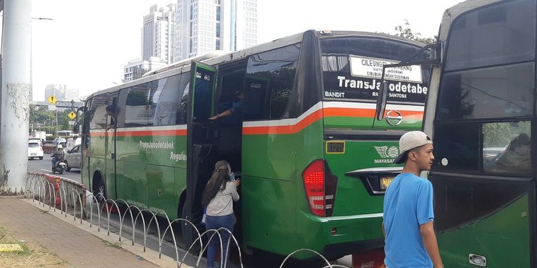 Seorang penumpang naik ke bus Mayasari 70A jurusan Tanah Abang-Cileungsi di pinggir Jalan Gatot Subroto, kawasan Semanggi, Jakarta Selatan, Selasa (6/9/2022).