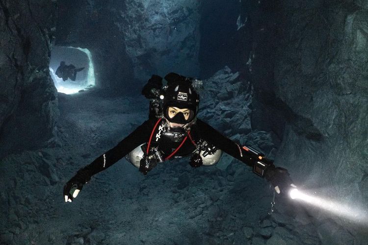 Kirana larasati diving di gua.