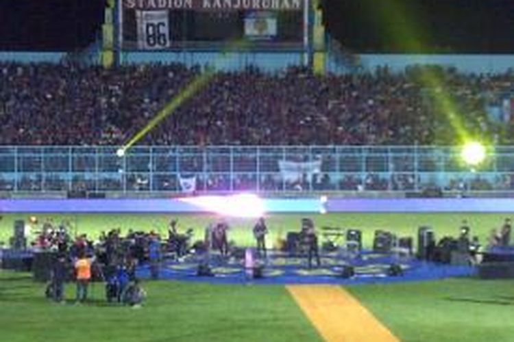 Band God Bless, hibur launching tim dan jersey Arema untuk kompetisi ISL 2014, di stadion Kanjuruhan, Malang, Rabu (29/1/2014).