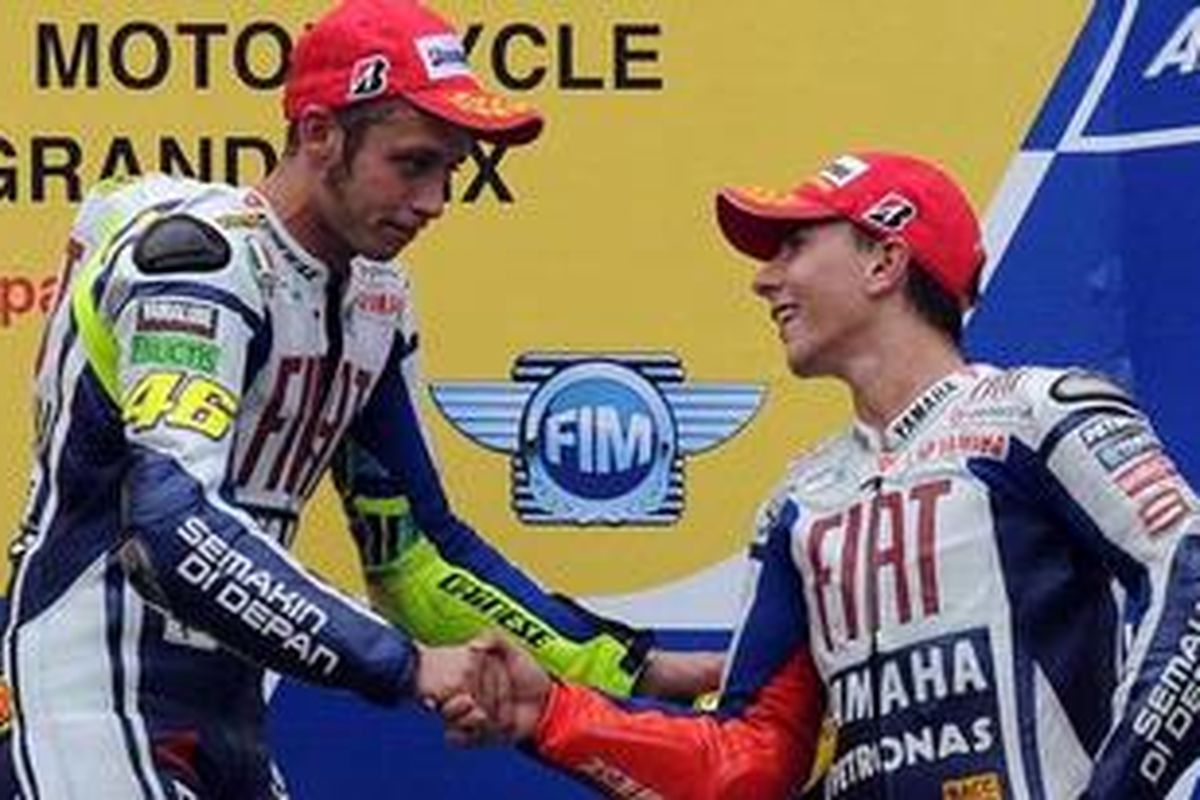 Jorge Lorenzo (kanan), dan Valentino Rossi, ketika masih sama-sama di tim Yamaha. Lorenzo mengakui, dia banyak belajar dari Rossi (yang kini pindah ke Ducati) tentang pengembangan motor.