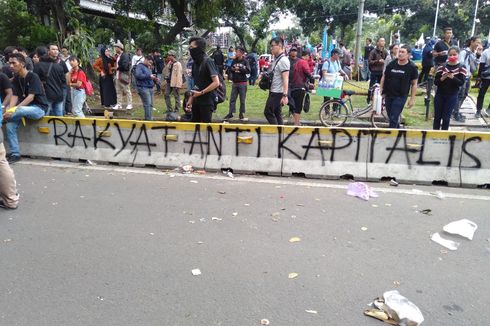 Vandalisme, Peserta Aksi Hari Buruh Corat-coret Separator Transjakarta