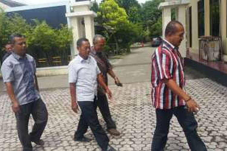 Foto : Beberapa ketua asosiasi jasa dan konstruksi Kota Madiun memenuhi panggilan penyidik Komisi Pemberantasan Korupsi terkait kasus gratifikasi tersangka Walikota Madiun, Bambang Irianto di Gedung Bhara Makota Kota Madiun, Jumat ( 2 / 12 / 2016) siang. 