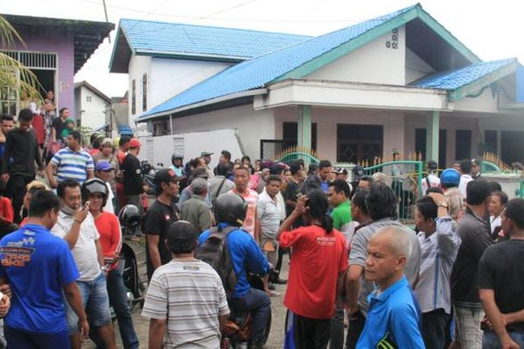 Rumah Mulyadi di RT 31 Muara Rapak mendadak dipenuhi warga setelah ditemukan jenazah dua orang di dalamnya, yakni Mulyadi sendiri da  anaknya yang baru berumur 5 tahun.