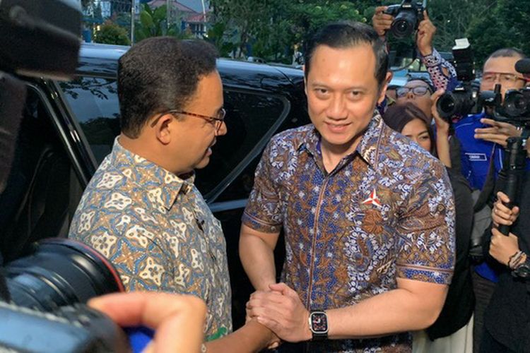 Ketua Umum Partai Demokrat Agus Harimurti Yudhoyono (AHY) berjabat tangan dengan Anies Baswedan. Keduanya bertemu di kantor DPP Partai Demokrat, Jalan Proklamasi, Menteng, Jakarta, Kamis (2/2/2023). 