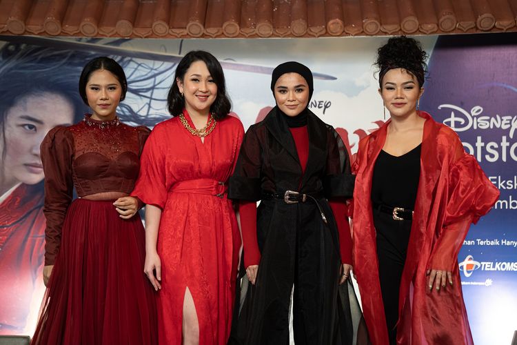 (Dari kiri) Nadin Amizah, Agatha Pricilla, SIVIA, dan Yura Yunita dipercaya untuk membawakan Reflection, lagu tema film Mulan. Lagu tersebut dipopulerkan pertama kali oleh Christina Aguilera.