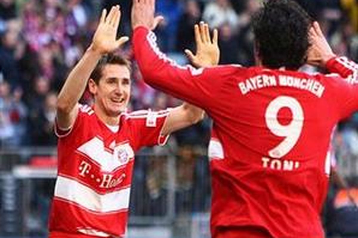 Luca Toni merayakan golnya ke gawang Bayer Leverkusen dengan Miroslav Klose yang sebelumnya memberinya assist.