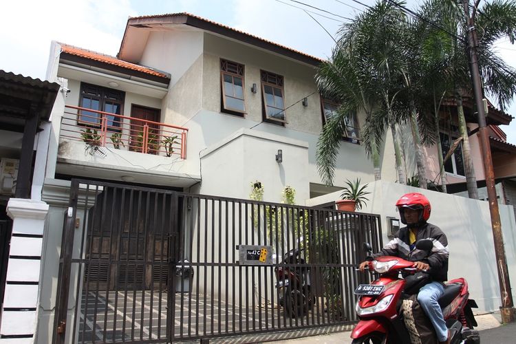 Warga melintas di depan rumah Wakil Ketua Komisi Pemberantasan Korupsi (KPK) Laode M Syarif di Kalibata Selatan, Jakarta, Rabu (9/1/2019). Rumah pimpinan KPK tersebut dilempari botol berisikan spiritus dan sumbu api (molotov) di halaman rumah pada Rabu (9/1) pagi. ANTARA FOTO/Reno Esnir/aww. *** Local Caption ***  