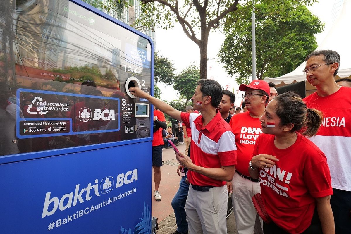 Wakil Presiden Direktur BCA Armand W. Hartono (kiri) memasukkan sampah plastik ke dalam vending machine pengumpul sampah plastik, didampingi Wakil Presiden Direktur BCA Hendra Lembong (kanan), Direktur BCA Antonius Widodo Mulyono (kedua kiri) dan EVP Corporate Communication & Social Responsibility BCA Hera F. Haryn (kedua kanan) .