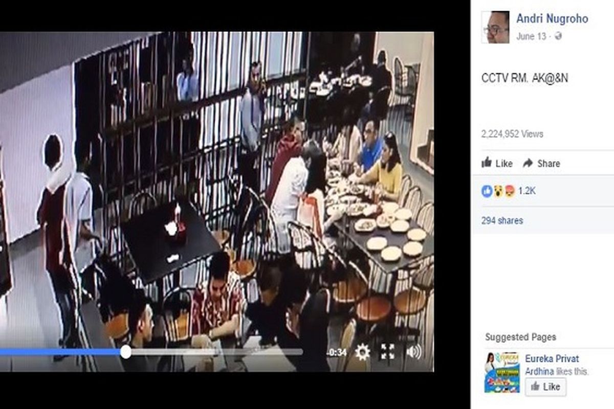 Tiga orang (berdiri) yang menjadi pelaku pencurian tas di sebuah rumah makan di Senopati, Jakarta Selatan yang terekam oleh kamera CCTV.