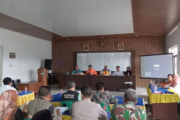 Pemkab dan BBWS Citanduy mengadakan pertemuan membahas penanganan banjir Panumbangan dan Cihaurbeuti, di Aula Desa Kertaraharja, Kamis (22/5/2025) sore.