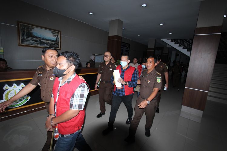 Kejaksaan Sumut saat menahan 3 tersangka korupsi penataan cagar budaya Benteng Putri Hijau senilai Rp 817 juta, Kamis (31/10/2024)  