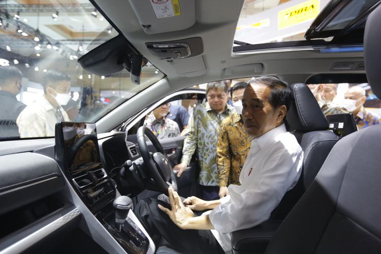 Jokowi mengunjungi booth Toyota Indonesia di IIMS 2023, Kamis (16/2/2023)