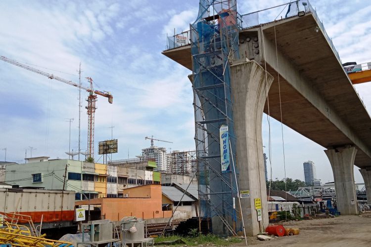 Rel kereta api layang jalur Medan-Bandara Kualanamu nyaris rampung dan akan beroperasi akhir 2018 mendatang, Jumat (14/9/2018)