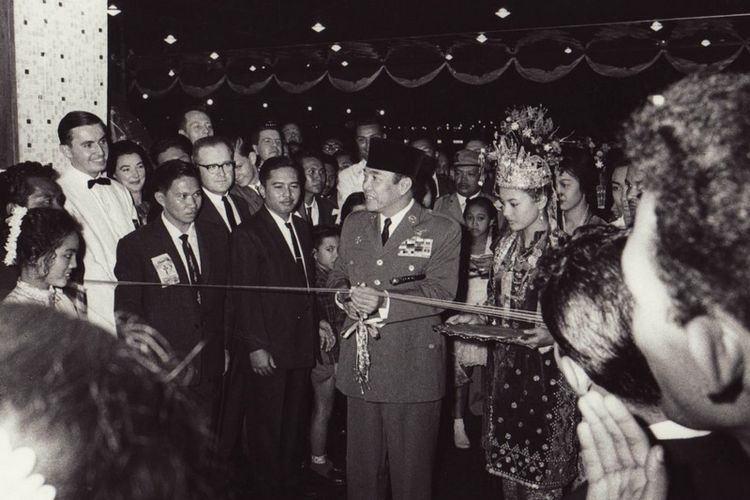 Presiden RI Soekarno menggunting pita pembukaan Hotel Indonesia (5/8/1962)