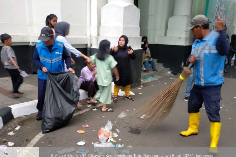 Sejumlah petugas tengah membersihkan kawasan Jalan Asia Afrika, Bandung. 