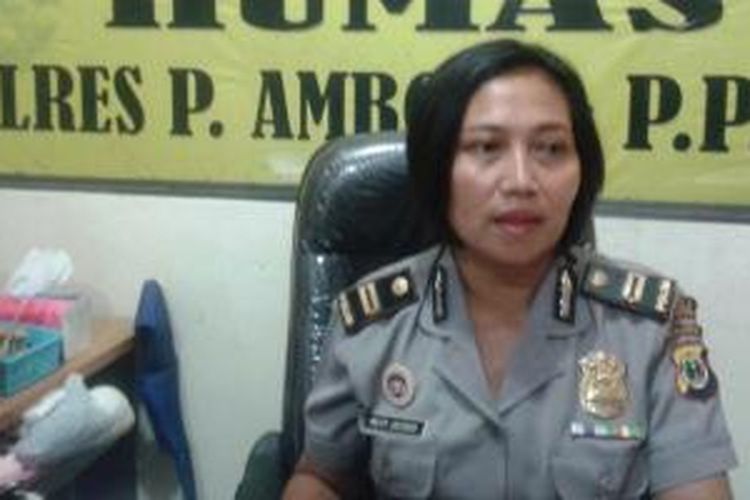 Kabag Humas Polres Pulau Ambon, Iptu Meity Jacobus, memberikan keterangan kepada wartawan di ruang kerjanya terkait penetapan tersangka terhadap Ayu Puttileihalat, anak kandung Bupati Kabupaten Seram Bagian Barat (SBB), Maluku, Kamis (4/12/2014).