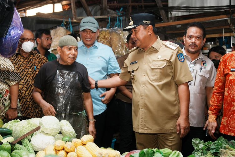 Penjabat (Pj) Gubernur Sulsel Bahtiar Baharuddin saat melakukan pemantauan secara rutin terhadap harga dan stok di pasar-pasar. 
