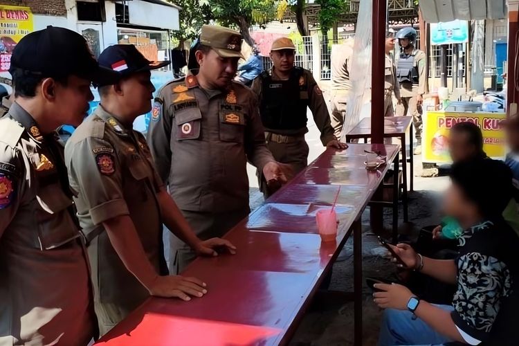 Asyik Nongkrong di Warung Kopi Saat Jam Sekolah, 9 Pelajar Dijaring Satpol PP Sidoarjo