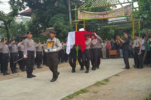 Keluarga Serahkan Jenazah Briptu Anumerta Gilang untuk Dimakamkan dengan Upacara Kedinasan