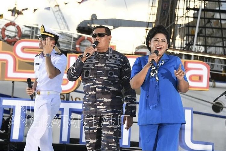 KSAL Laksamana Yudo Margono berdendang bersama istri AKBP Veronica Yulis Prihayati.