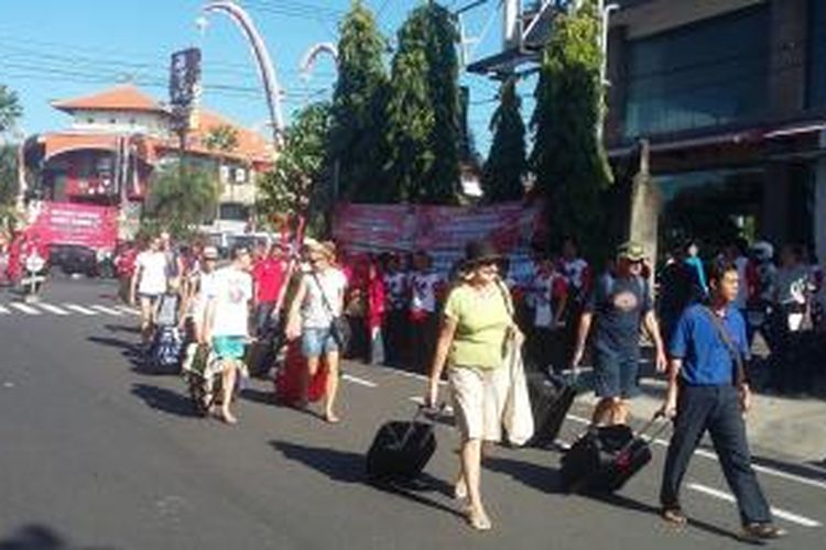 Massa simpatisan PDI Perjuangan yang datang ke Bali sebagai pengembira dalan Kongres PDI Perjuangan ke-4 membludak dan memenuhi kawasan Sanur, tempat acara digelar. Akibatnya, banyak wisatawan yang terpaksa jalan kaki untuk menghindari kemacetan di jalan raya.