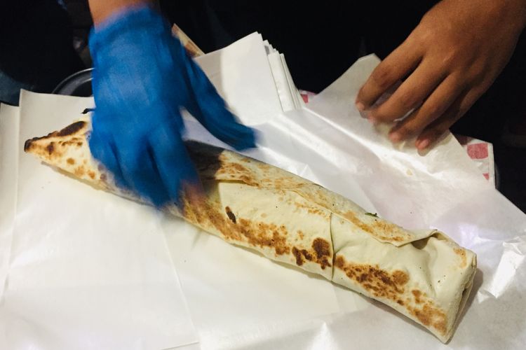 Rahasia Kebab Viral Surabaya, Saus Racikan Istri dan Daging Tebal Jadi Andalan