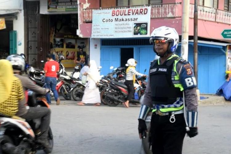 Bripka Muhamad Fitrah, Anggota Satlantas Polres Baubau, mengatur lalu lintas di Pasar Karya Nugraha, Sabtu (19/5/2018) sore