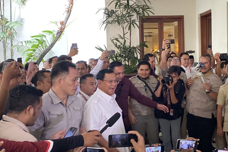 Ketua Umum Partai Gerindra Prabowo Subianto bakal menyampaikan arahan dalam rapat pimpinan nasional (Rapimnas) Gerindra di Hotel Dharmawangsa, Jakarta Selatan, Senin (23/10/2023).  Prabowo tiba di lokasi rapimnas sekira pukul 12.46 WIB, dengan wajah sumringah kala awak media menyambutnya.