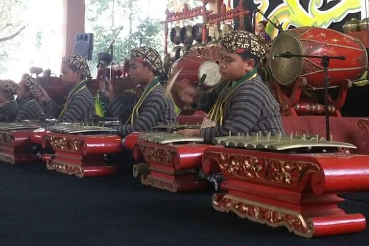 anak-anak salah satu Sekolah Dasar saat memainkan alat musik Gamelan 