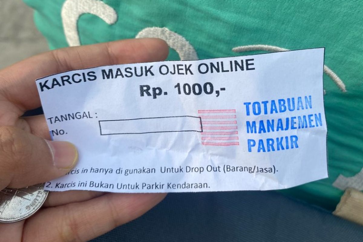 Karcis untuk pengemudi ojek online yang antar jemput penumpang di Stasiun Bekasi Timur, Kota Bekasi. Pengemudi ojek online harus bayar Rp 1.000 untuk mengantar atau menjemput penumpang di lobi Stasiun Bekasi Timur.