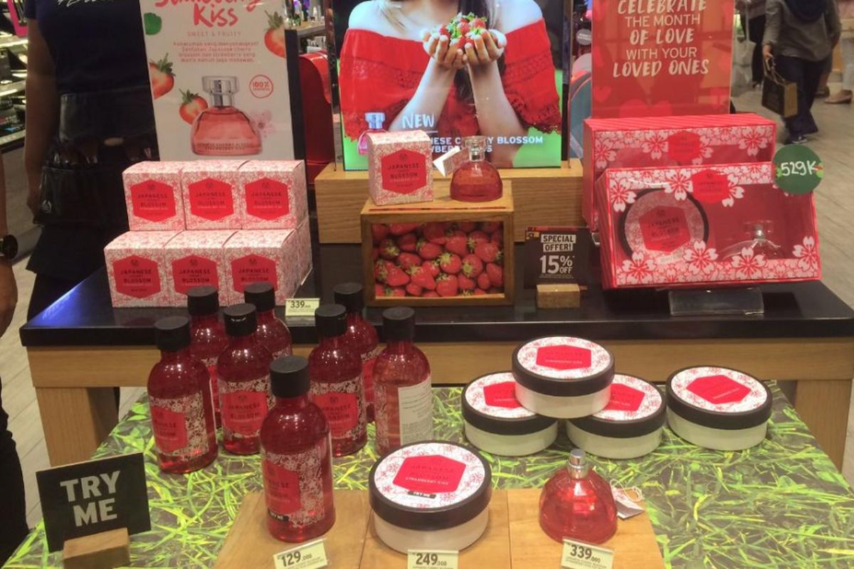 Rangkaian produk terbaru dari Body Shop, Japanese Cherry Blossom Strawberry Kiss.