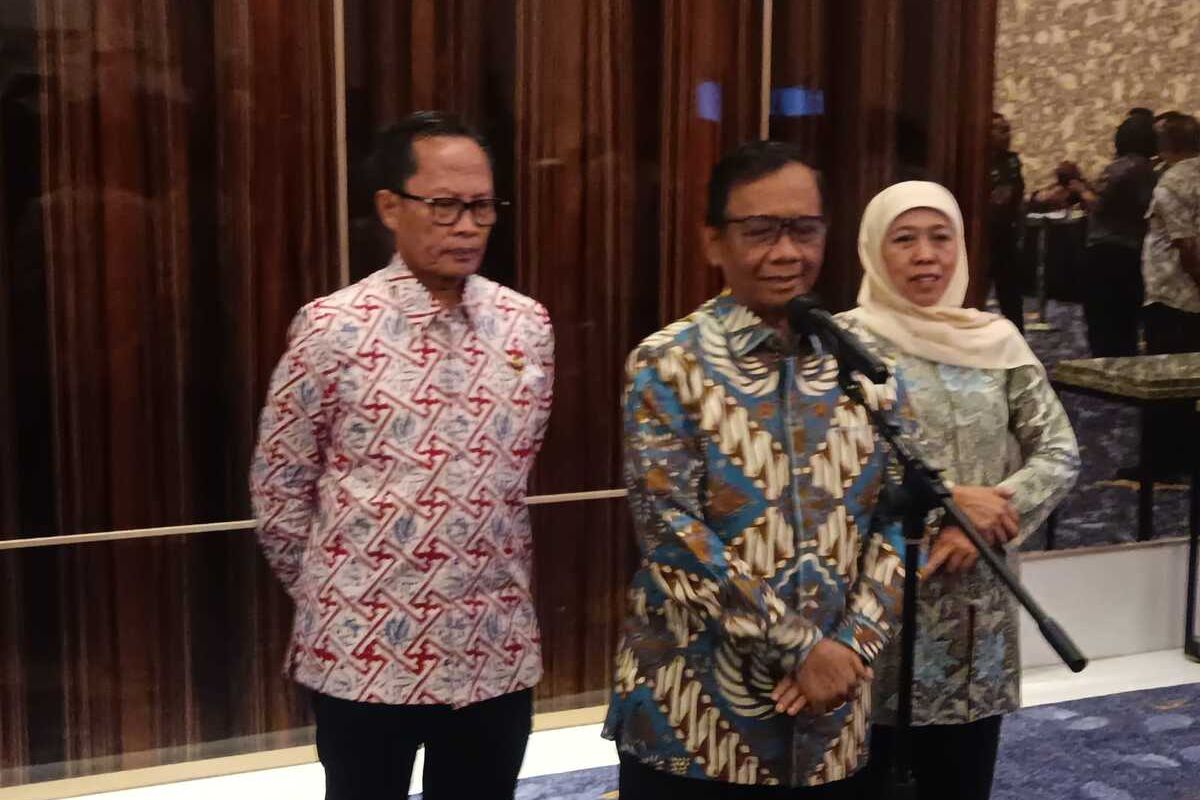 Menkopolhukam Mahfud MD (tengah)